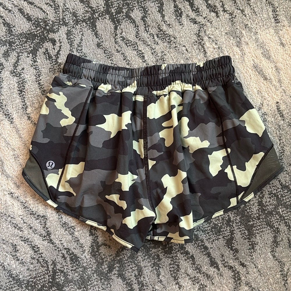 lululemon athletica Women's Camo Hottie 2” Shorts SZ 4